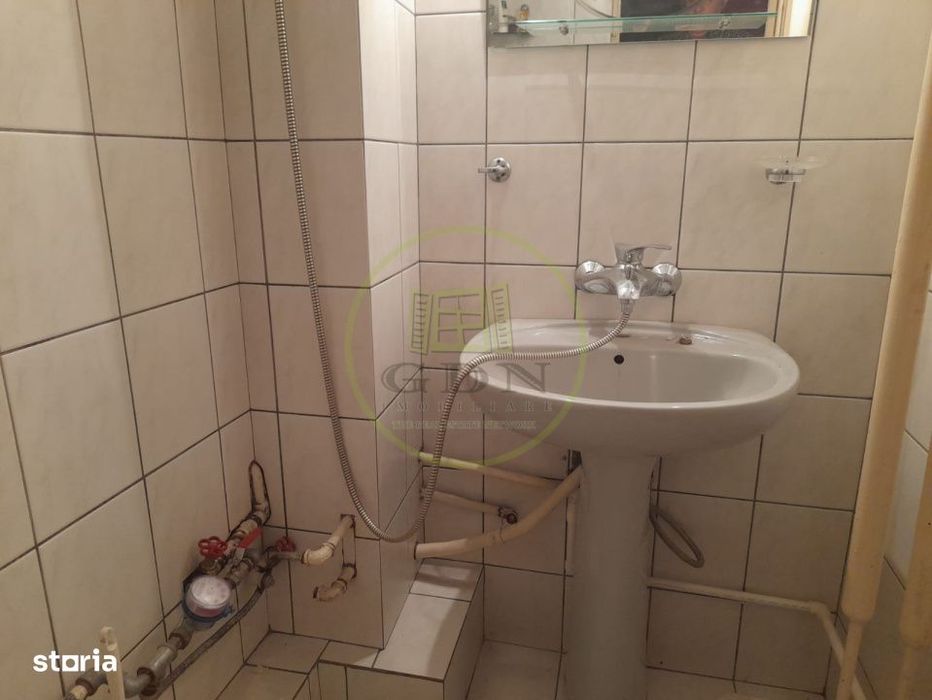 Apartament 4 camere  etaj1 de vanzare  pe  B-dul unirii  in  Fagaras j