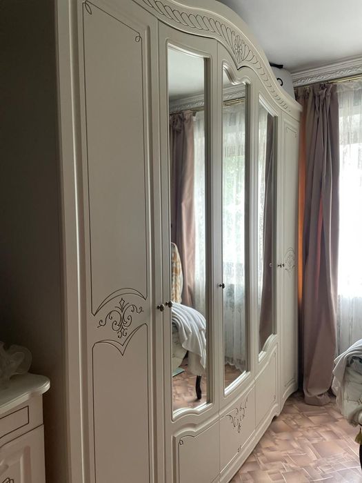 Продам прихожую  шкаф