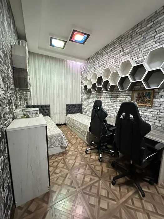 ЖК Амир Темур! Напротив Алайского! Сдается Квартира 3комн 120квадрат!