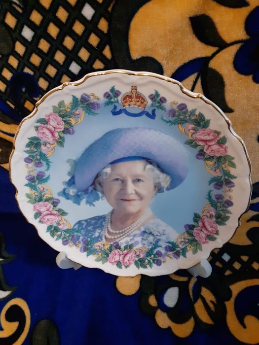 Farfurie comemorativa Queen Elisabeth - 100 ani