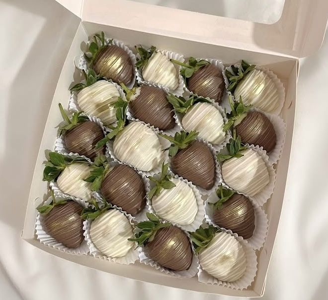 Клубника в шоколаде. Подарок.