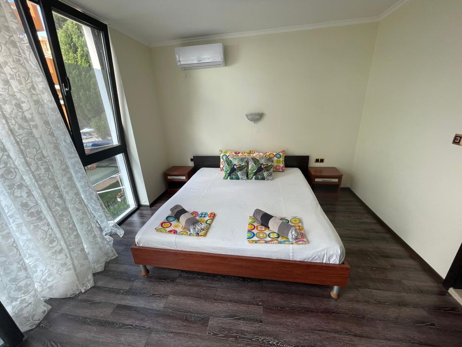 Спалня легло нощни шкафчета гардероб тв секция огледало