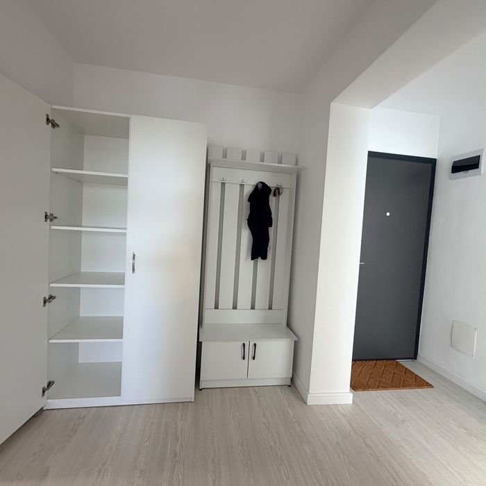 Inchiriez apartament cu 2camere, loc de parcare si o boxa la Maurer
