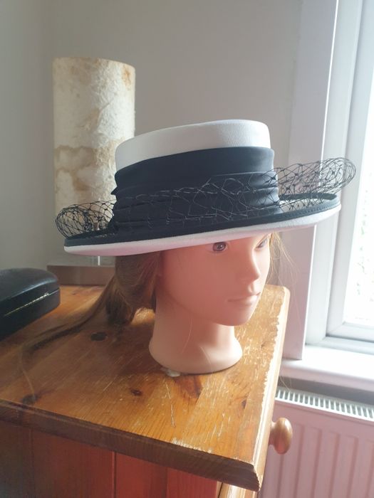 Pălărie alb cu negri pentru nunți