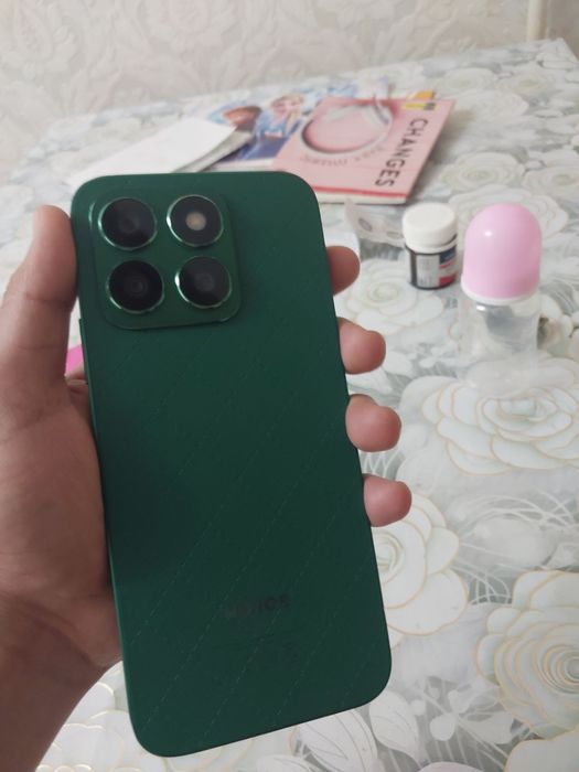 Honor X8b sotiladi srochno rangi yashil ekrani singan holati yaxshi