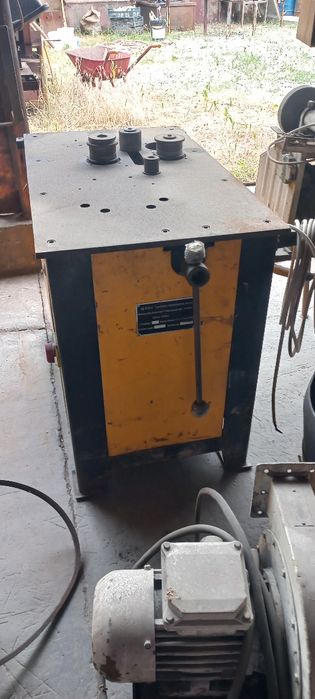 Станок для обработки профильных труб.