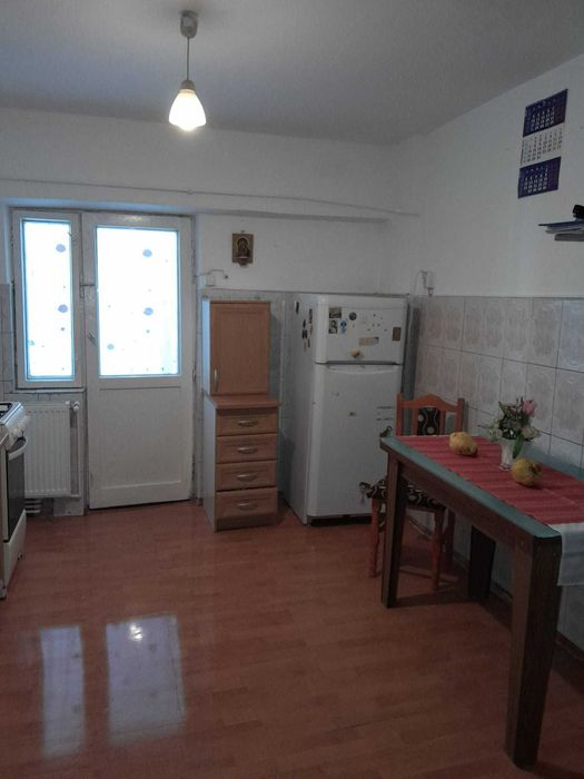 Vand apartament  cu 2 camere decomandat