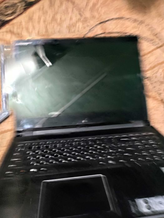 Продам ноутбук и 3 телефона.