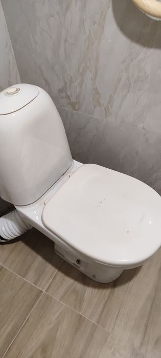 Продам унитаз с бачком