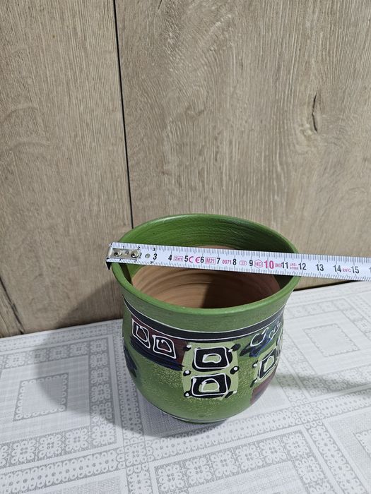 Ghiveci din ceramica pictata.