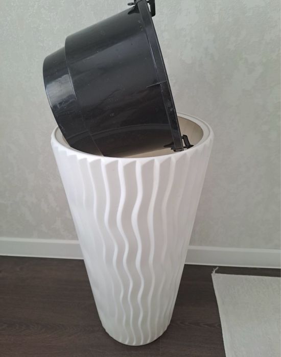 Горшок для цветов белый