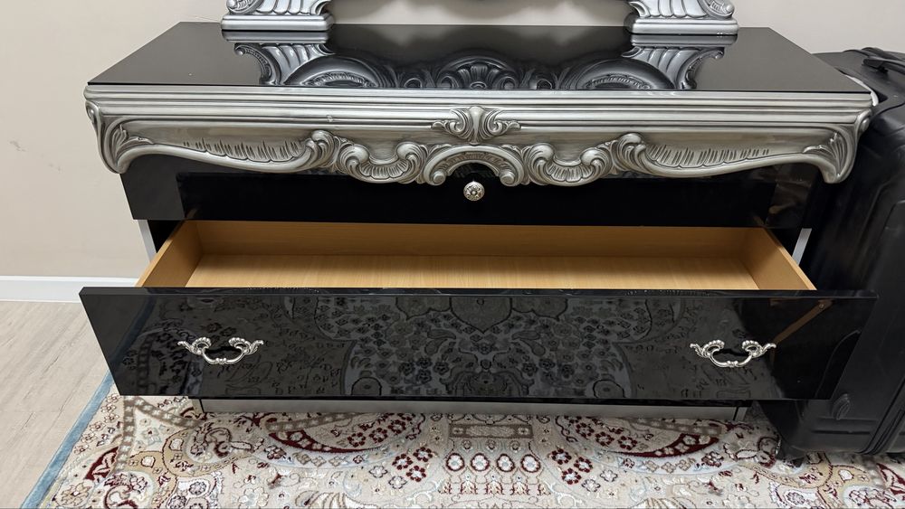 Комод с зеркалой, шкаф