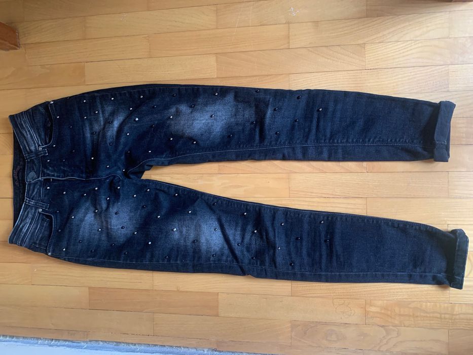 Черни дънки с кабзи.