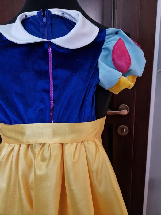 Rochiță Alba ca Zapada! Potrivita pentru fetiță 104  -110 cm! Rochița este nouă si este confecționata  din  catifea si satin!
