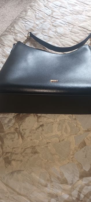 Черна кожена чанта на DKNY