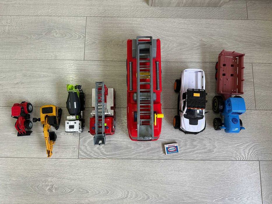 Набор игрушечных машинок и спецтехники