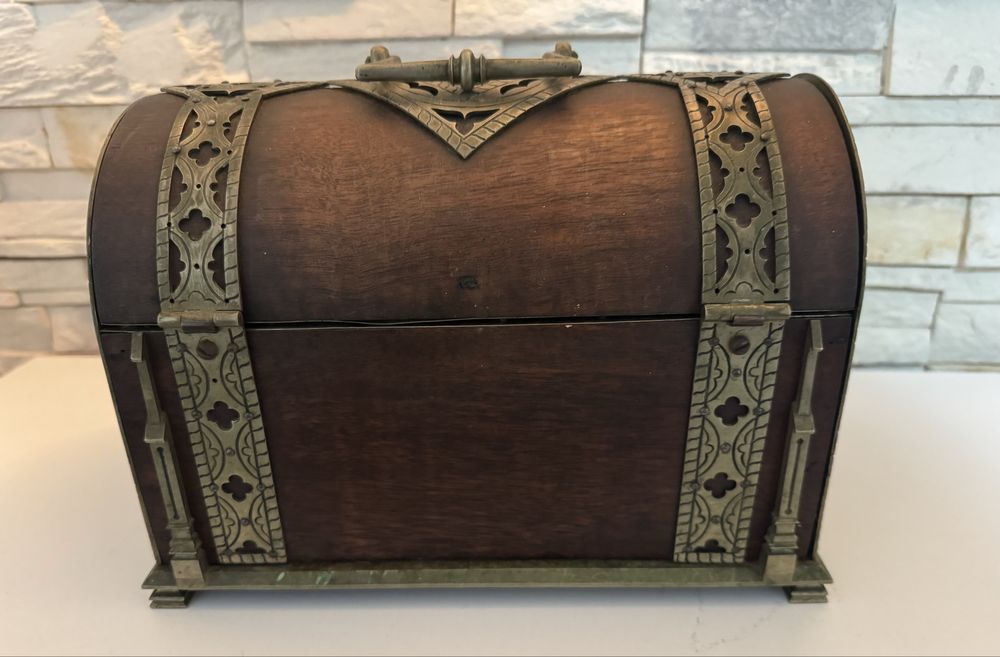 Caseta ornamentata veche /bijuterii/accesorii