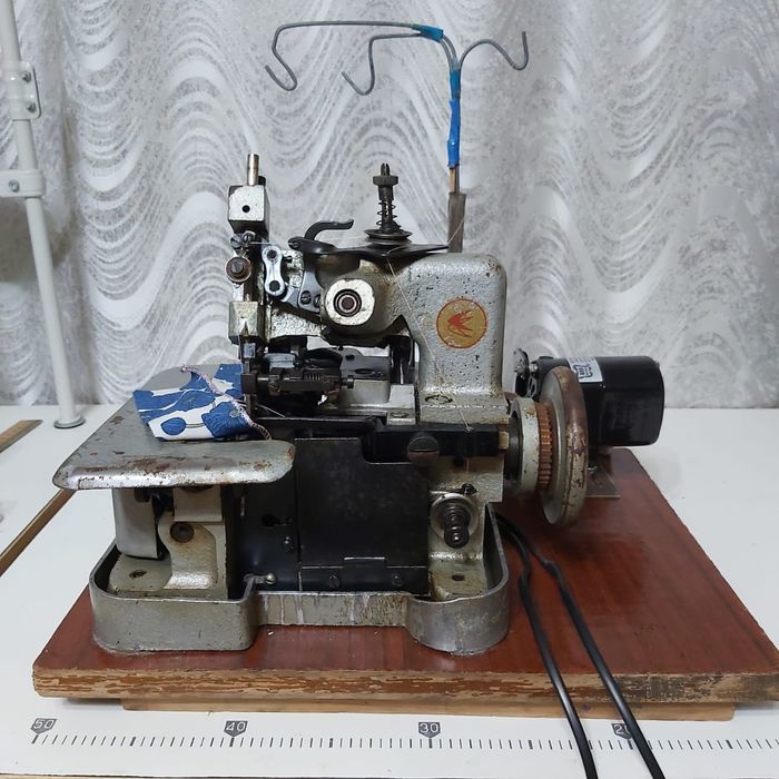 Продам швейную машинку оверлок