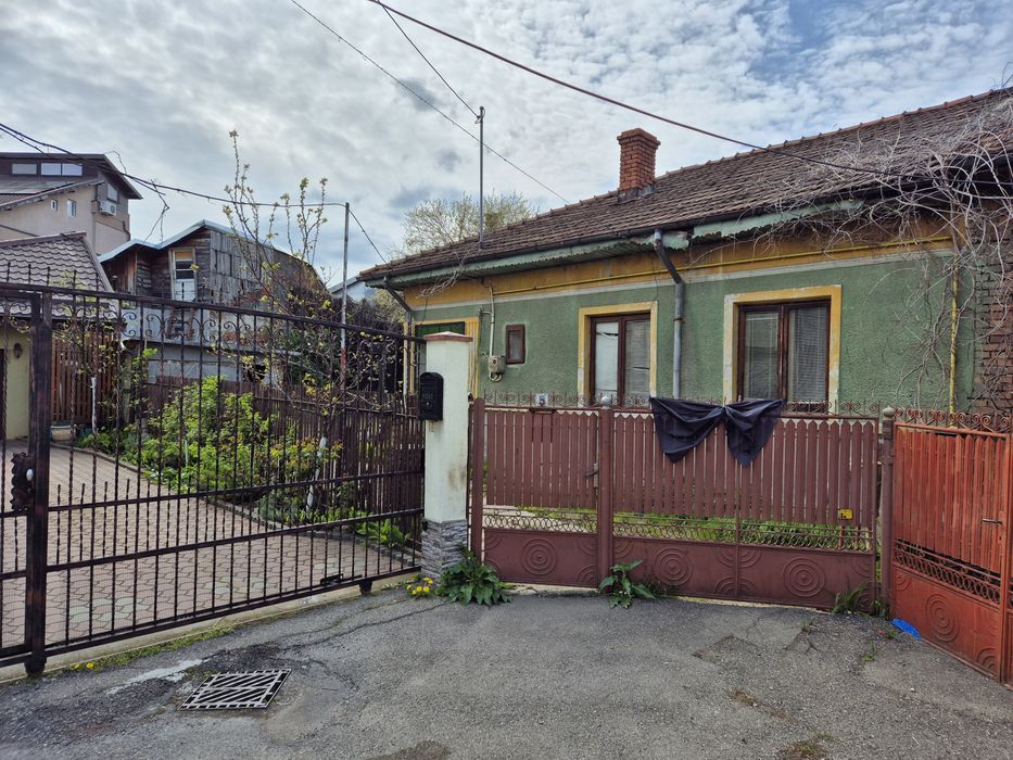 Vand teren ultra central cu casa ce necesita renovari