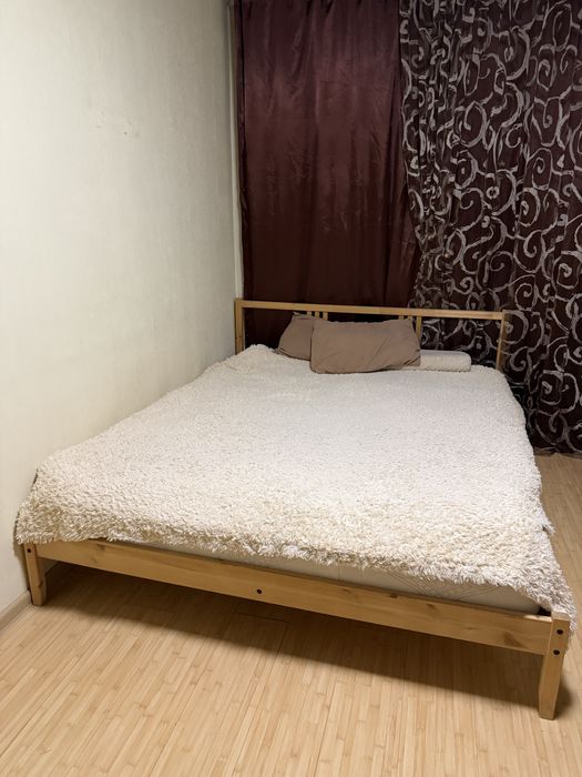 Двухспальная кровать с матрасом