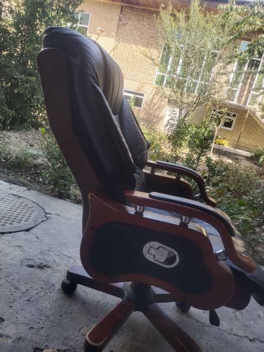Кожаный кресло для офиса