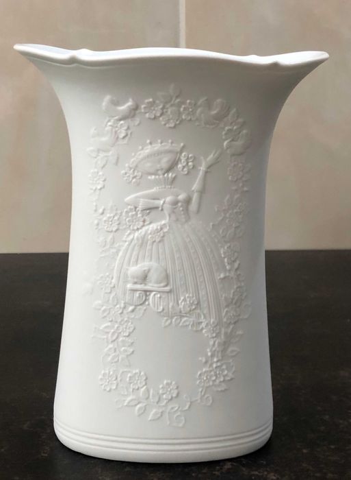 Vaza din portelan bisque Kaiser  W Germany, anii `80.