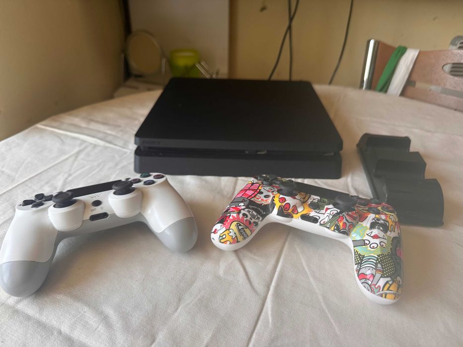 Sony PlayStation 4 Slim SW 13.50 PS4 500 GB + 2 игри и 2 джойстика