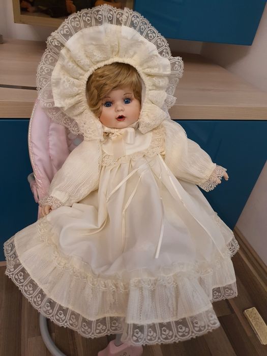 Papusa bebelus din portelan de colectie îmbrăcat în haine de botez