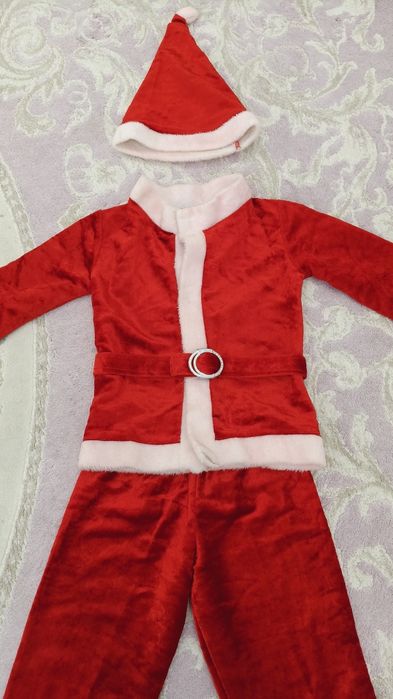 Жаңа жылдық киім сатылады.