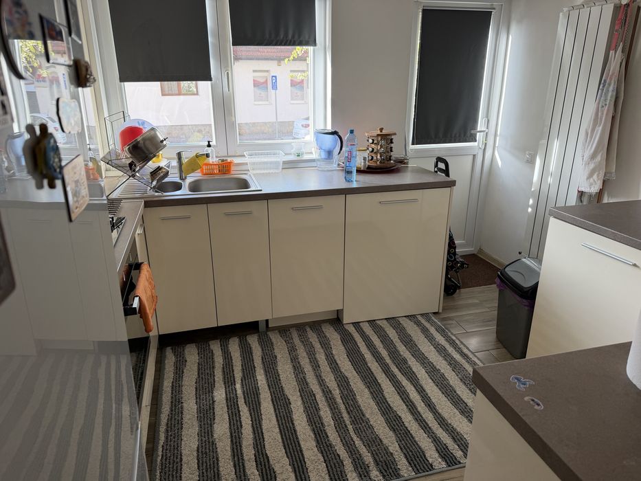 Inchiriez apartament 4 camere zona centrala ! Dispune de centrala proprie 2 locuri de parcare boxa foarte mare. Este situat la parter.