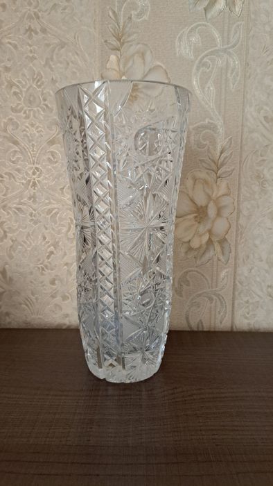 Продам хрустальную вазу