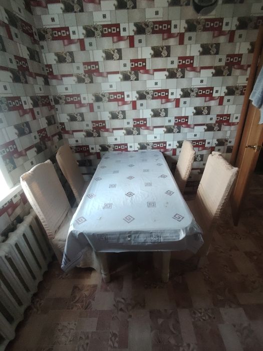 Продаётся стол с 6 стульями. Состояние хорошее.