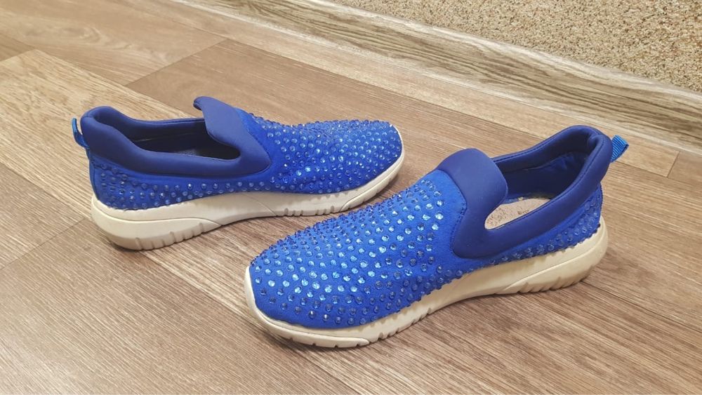 Ярко синие макасы со стразами. 38р