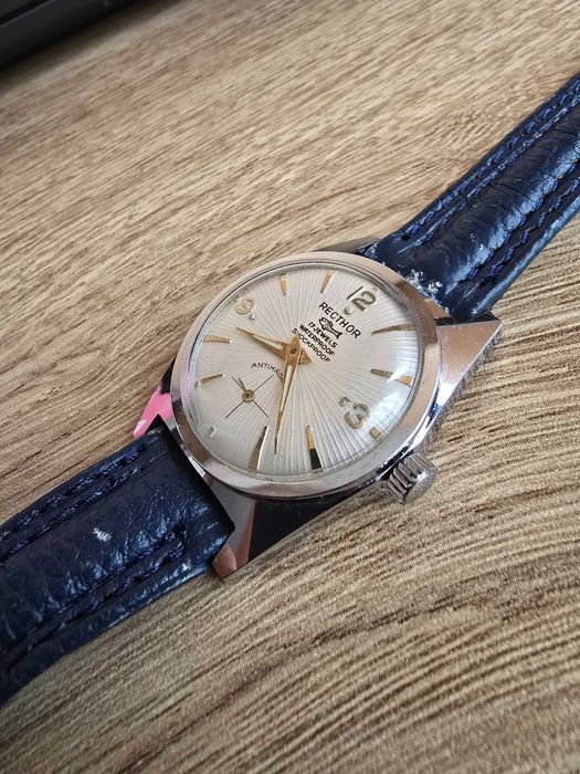 Винтидж механичен часовник "Recthor"