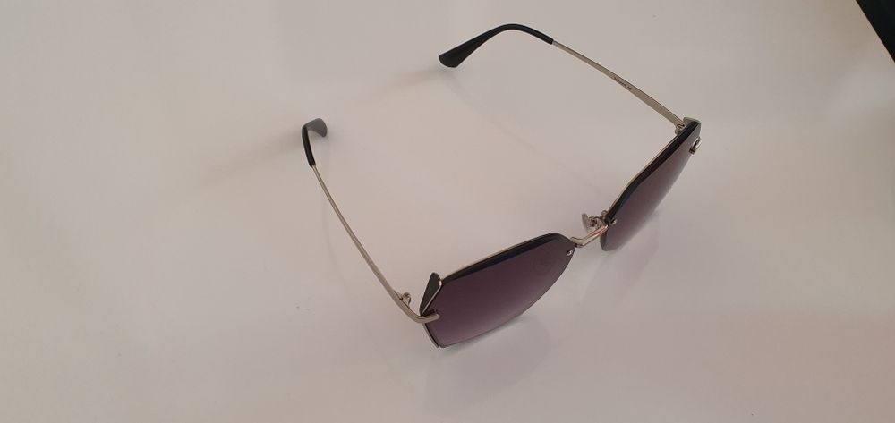 Продавам слънчеви очила