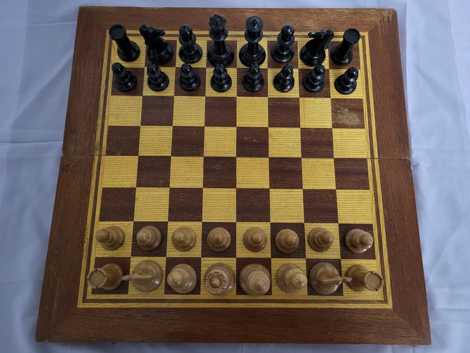 #10 Стар сгъваем дървен шах с табла