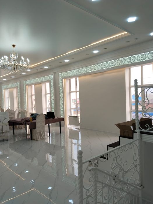 Поклейка обоев и галтелей