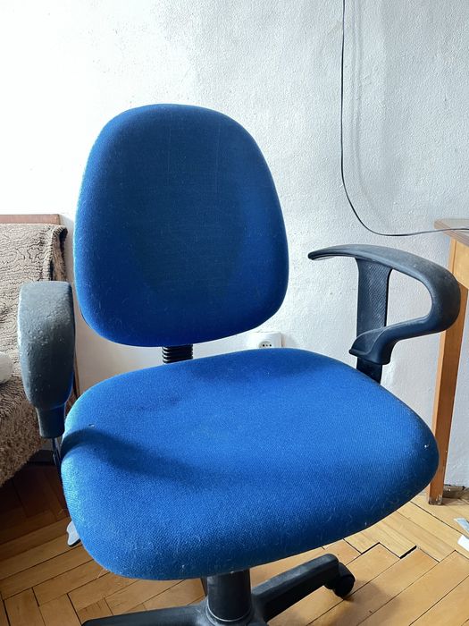 Въртящ се стол син