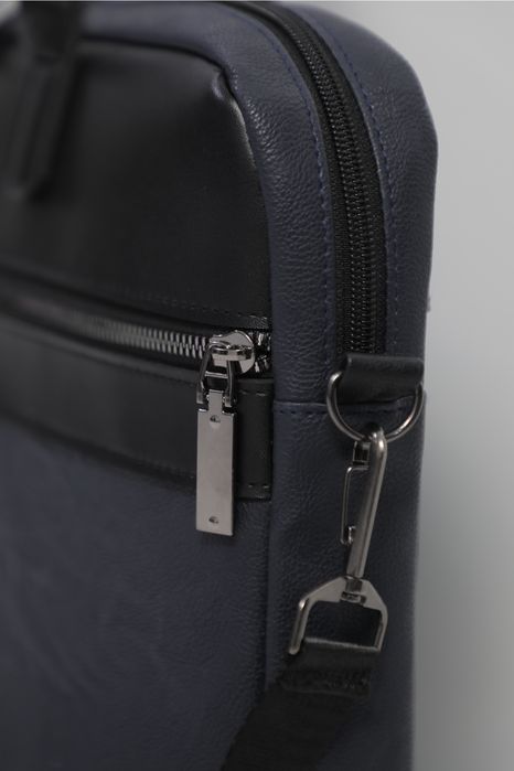 Очень хорошие сумки внутри материал обычный Астар!