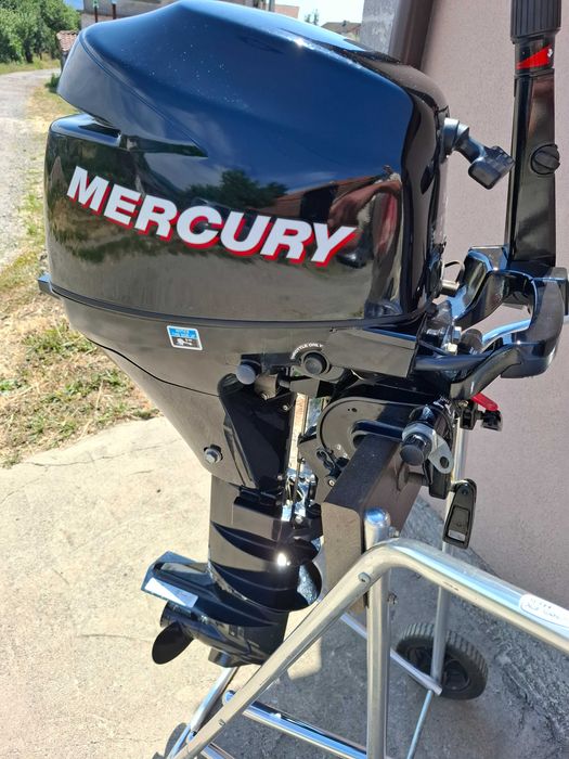 Надуваема лодка с извънбордов двигател