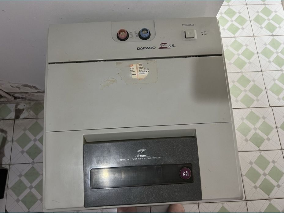 Стиральная машина Indesid-5.5 кг,не включается,горелым не пахнет!!!