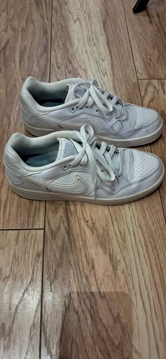 Бели дамски кецове Nike