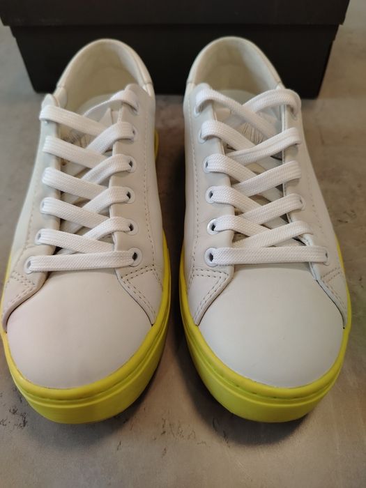 Бели сникърси Armani Exchange