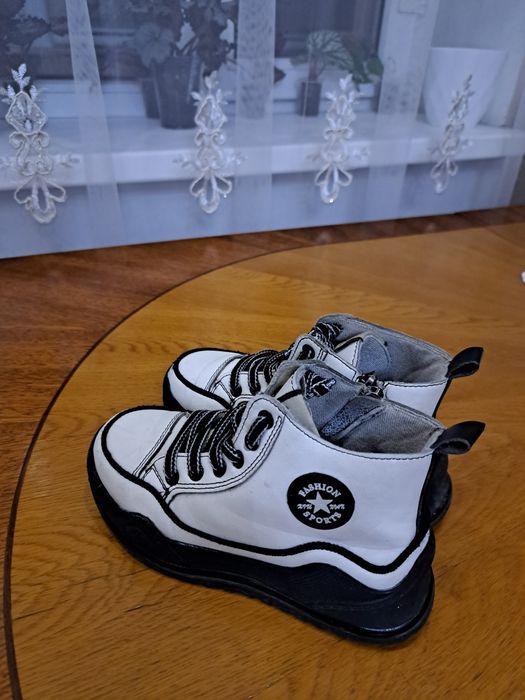 Продам девочковую обувь