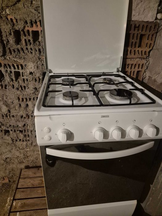 Vând aragaz cu 4 ochiuri și cuptor pe gaz
