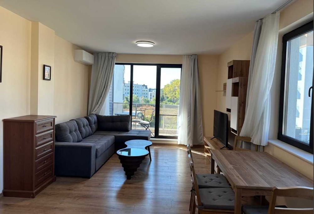 Дава се под наем Двустаен апартамент в к.к. Св.Св. Константин и Елена - 78 кв.м за 650 € - Снимка #1