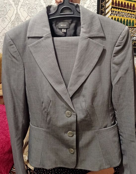 Продам женский костюм, срочно.