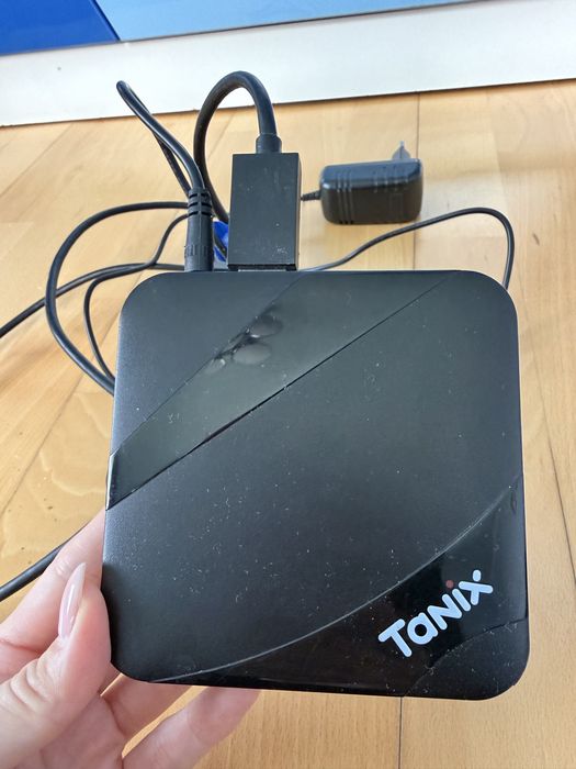 Продам Smart TV приставку Tanix Android TV Box.