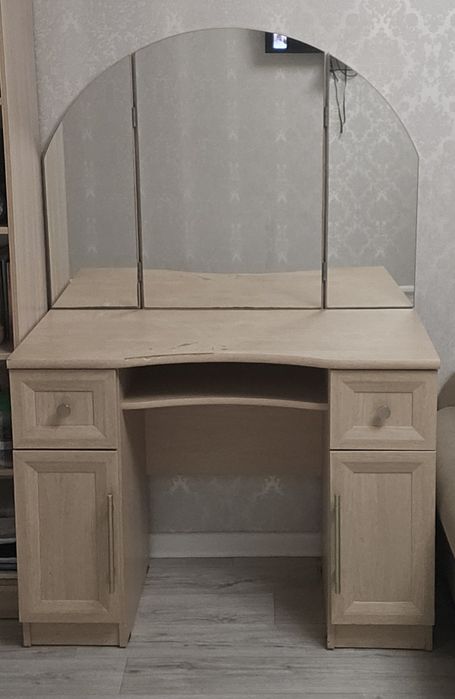 Туалетный столик с зеркалом