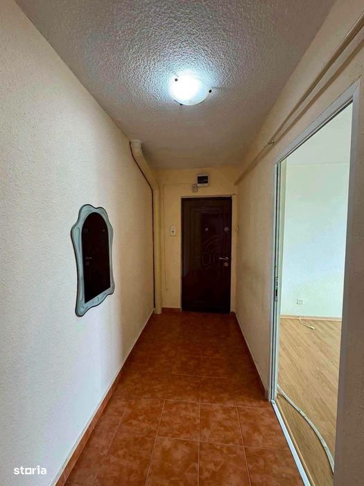 De vanzare apartament cu 3 camere, 2 bai cu aerisire,balcon 52000euro